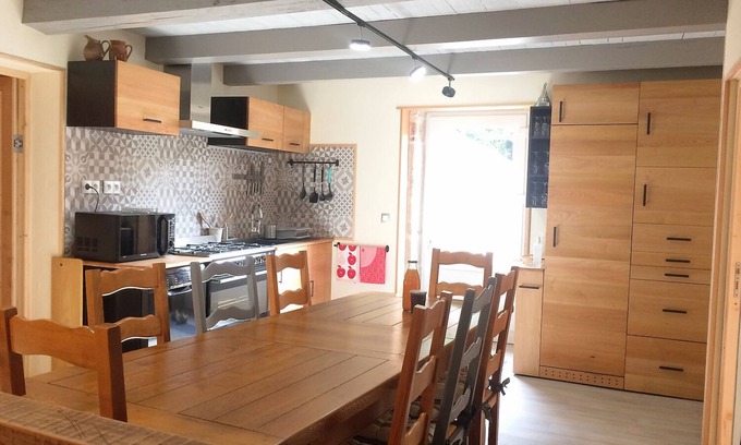 Gizia Haus | Les Billardes - Gite et Chambres d'Hôtes - Countryside and vineyards - Jura - 8 pers
