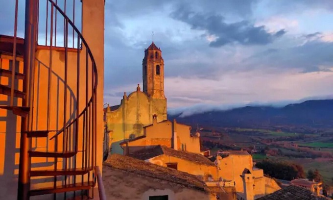 Barbera de la Conca Haus | Les Voltes II-3-Bedroom Gem in Hilltop Wine Village with Stunning Views