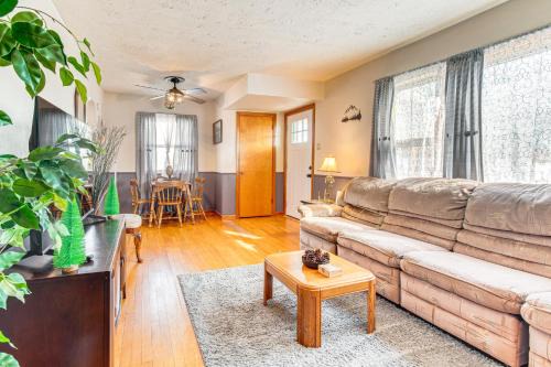 Lincoln Haus | Less Than 1 Mi to Route 66 Home with Large Yard!