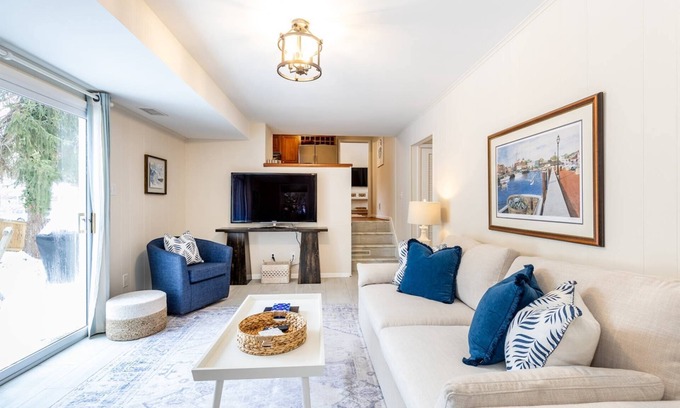 Annapolis Haus | Less than 1 mile to Navy Stadium, fenced-in yard and dog-friendly home