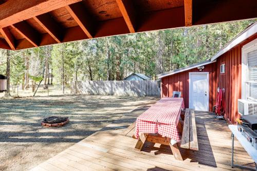 Trinity Center Haus | Less Than 2 Mi to Trinity Lake NorCal Getaway with BBQ