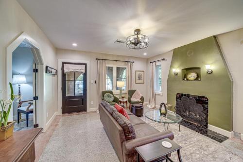 Sand Springs Haus | Less Than 9 Mi to Dtwn Tulsa Lovely Home with Yard and Deck!