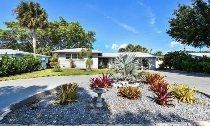 Venice Haus | Less than a mile to beach! heated pool! 4 bedrooms, 3 bathrooms private house.