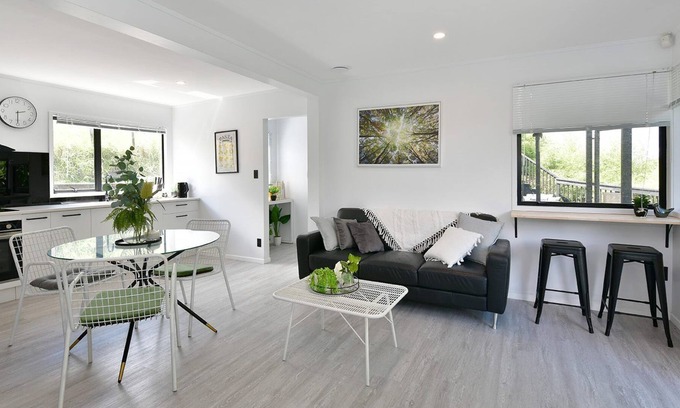 Shelly Beach Haus | Lifestyle Holiday Bach - Brand New Moden by the beach