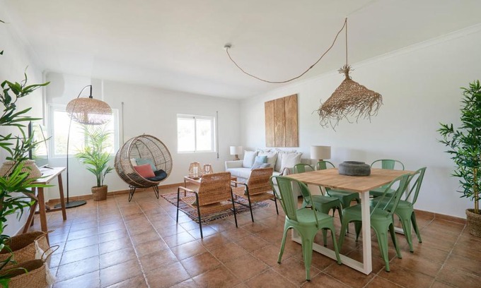 Local da Parvoice Wohnung | Lightful Refuge on the River Front, By TimeCooler