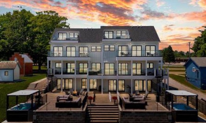 Port Sanilac Haus | Lighthouse Cove: Sleeps up to 10, 2 kitchens, swim spa