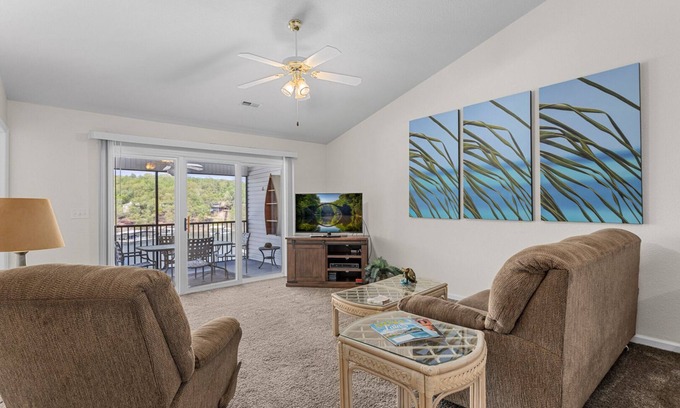 Lakeland Eigentumswohnung | Lighthouse Landing 5-403 - Waterfront Condo with Screened Deck!