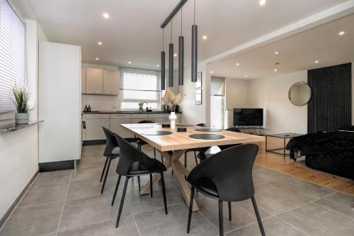 Wenden Wohnung | LIGHTPLACE Große Unterkunft 3 Schlafzimmer Boxspring Smart TV Biergarten Restaurant