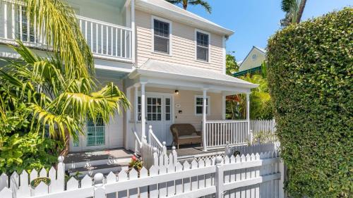 Bahama Village Haus | Linger Longer by AvantStay Key West Walkable Gated Community Shared Pool Week Long Stays Only