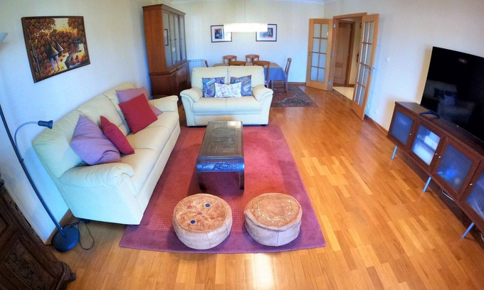 Alges Wohnung | Lisbon, 2 bedroom apartment w/ balcony in Algés