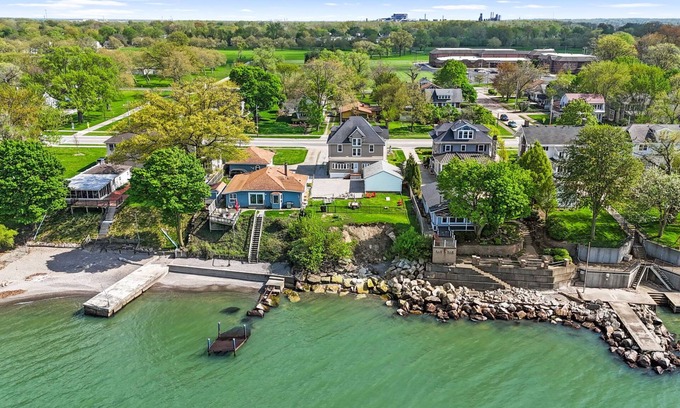 Lorain Haus | Lita's Lake Home-Walk to Century Park and Beach!