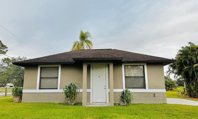 Buckingham Haus | Little Cottage on a Field