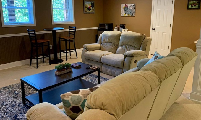 Canton Haus | Little Farm đ Cozy King Bed private driveway/entry