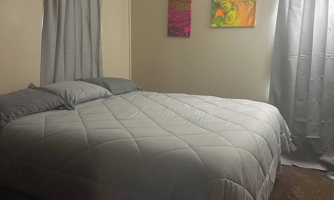 Pierre Haus | Little house in the alley. Charming 2-bedroom house in peaceful Pierre with AC