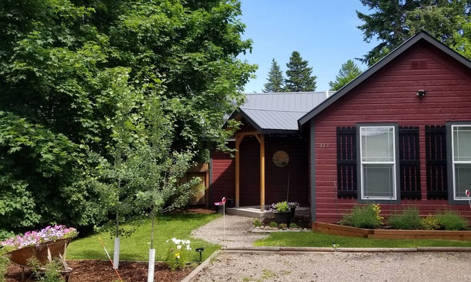 Columbia Falls Haus | Kleines Haus unter freiem Himmel, 2 Schlafzimmer, 2 Bäder in der Nähe von Glacier Park & Whitefish Mt.