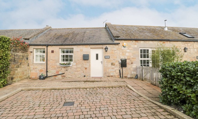 North Sunderland Hütte | LITTLE TERN, pet friendly, with a garden in Seahouses