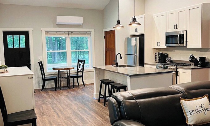 Traverse City Haus | Little Traverse Therapy-Hot Tub/Fire Pit/AC