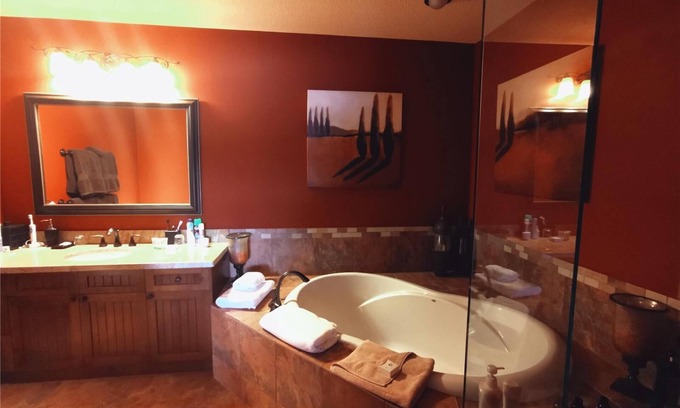 Central Okanagan Eigentumswohnung | Living with nature at recreational resort: relaxing yet fun activities and views