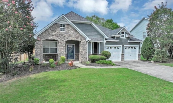 Cliftondale Haus | Liz's Houzz- Spacious Luxe Escape- Mins to Area Attractions-15 Min to Airport