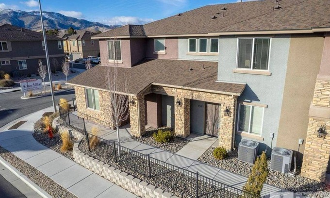 Carson City Haus | Local 3BD/2.5BA - WiFi & Parking