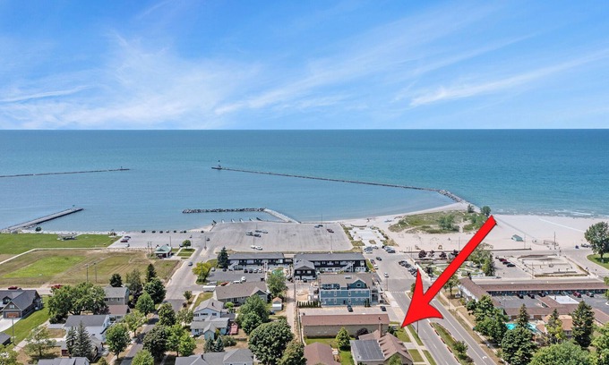 Ludington Wohnung | Located 1 block from Ludington Beach