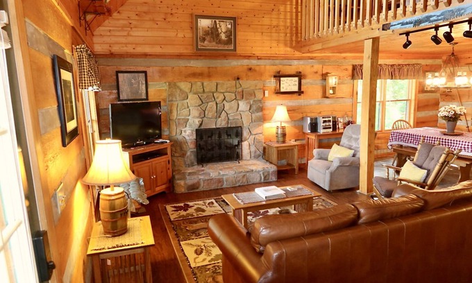 Luray Kabine | Located within one mile of Luray Caverns- Stunning Deer Country Log Cabin!