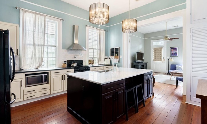 Faubourg Delachaise Haus | Ort! Ein Block von Magaizine Street!