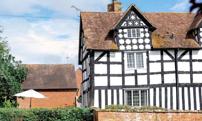 Quedgeley Hütte | Locke's Cottage - sleeps 2 guests in 1 bedroom