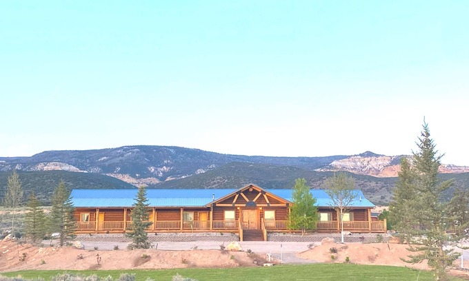 Lyman Kabine | Lodge - 3Suites & 7Cabins Sleeps 50+ Family Reunions,Corporate Retreats,Weddings