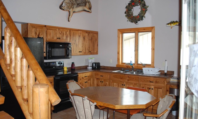 Webster Kabine | LODGE in Webster HYWY 12 & 25 Located on site with Pereboom Cafe