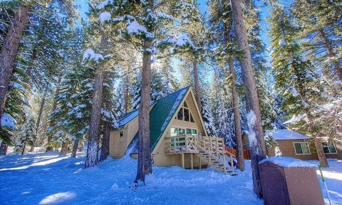 Pioneer Trail Haus | Lodgepole Chalet 3 Bedroom Home by RedAwning