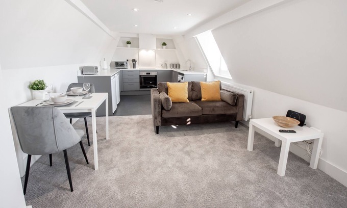 Herongate Haus | Loft Apartment with Secure Parking