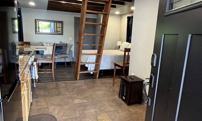Brunswick Wohnung | Loft Apt Just off C&O near Harpers Ferry, AT, train to DC, & Frederick