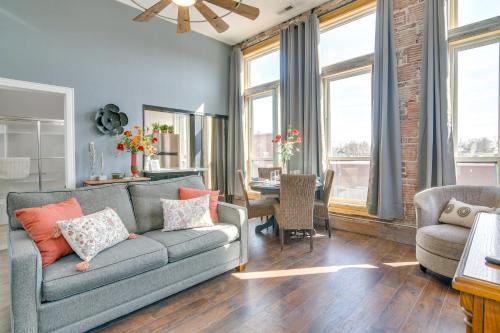 Monett Wohnung | Loft-Style Apt in Dtwn Monett Pets Welcome!