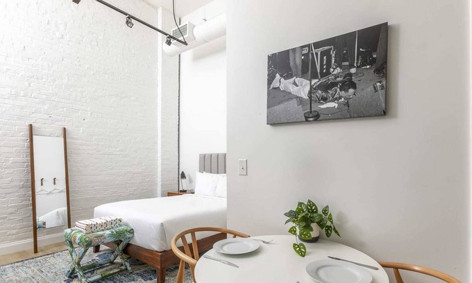 South Main Historic District Wohnung | BRAND NEW! Loft-Style Studio Apt Unit w/ Pool