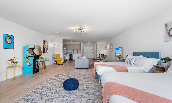 Ojus Wohnung | Loft Style Unit with Open Layout