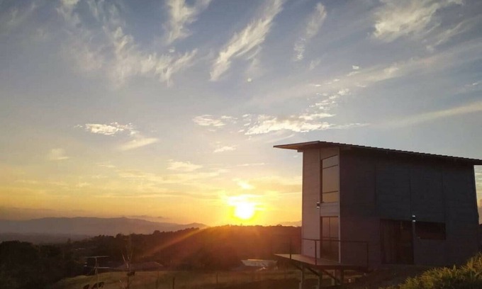 Roble Hütte | Loft y Jacuzzi Villa Guadalupe. Ubicado en Poás de Alajuela, Costa Rica