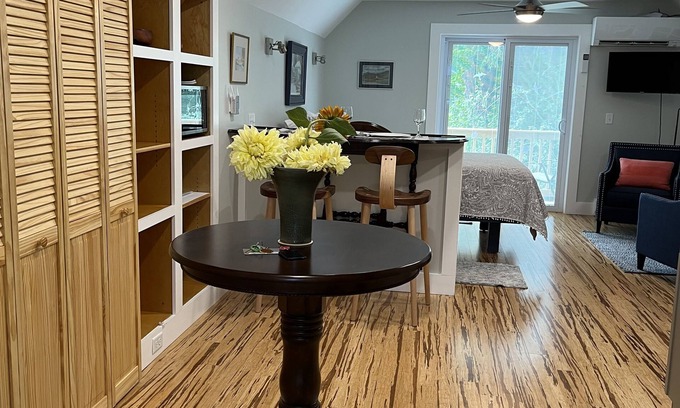 Bangor Wohnung | "LOFTY-DIGS" A private, spacious studio in downtown Bangor.