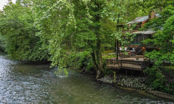 East Ellijay Kabine | Lofty Pines On The Cartecay mit offenem Konzept ist Ihre romantische Flucht. Kein Haustier