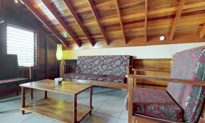Caye Caulker Hütte | NEUE AUFLISTUNG! Hoher Raum mit privater Veranda und 10 Gehminuten in die Stadt!