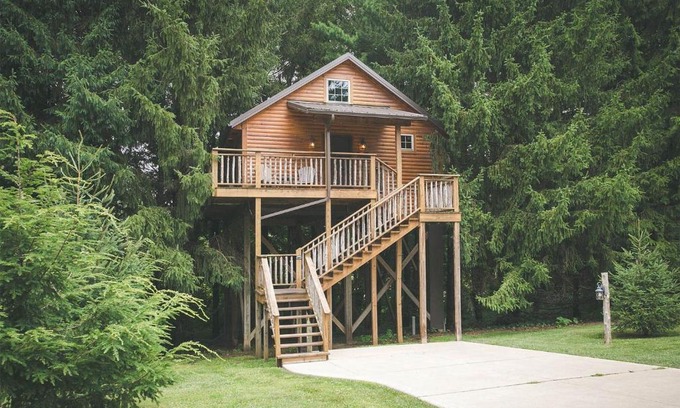 Millersburg Haus | Lofty Willows Treehouse by Amish Country Lodging