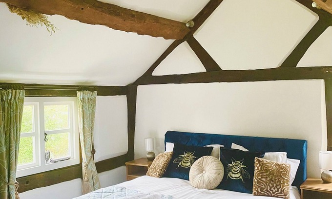 Whitbourne Hütte | Log-Burner and Beamed Ceilings! Whitbourne Hall and Crumplebury wedding venue