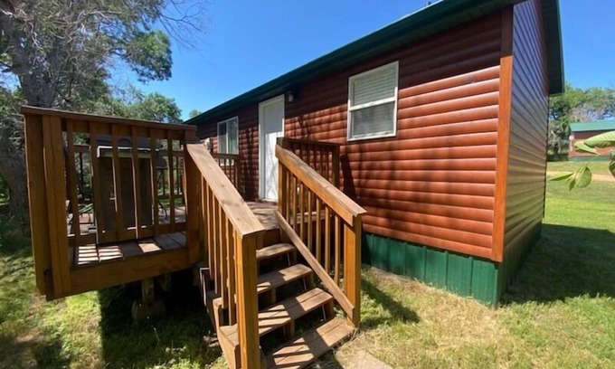 Grassy Butte Kabine | Log Cabin by ND Badlands