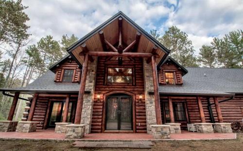 Hazelhurst Haus | Log Cabin Elegance: Your Private Haven on 5 Acres of Hazelhurst Waterfront