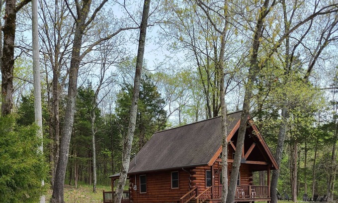 Trigg County Kabine | Log Cabin get away in Cadiz, KY area with multiple recreation areas near by.
