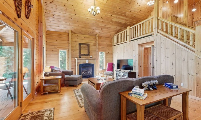 Franconia Haus | Log Cabin in the mountains near skiing, hiking & fishing