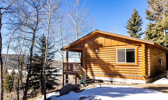 Big Sandy Kabine | Log cabin in the National Forest, full restaurant/ bar on site, near ski lift.