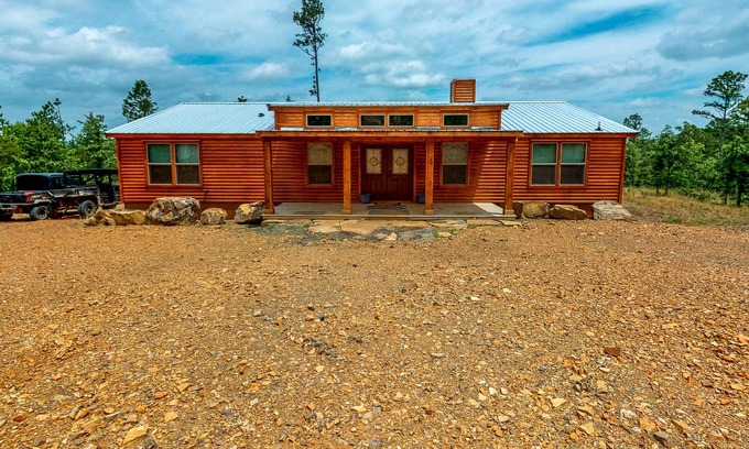 Stringtown Haus | Log cabin in the woods - channel access, kayaks, canoe, firepit, dog-friendly