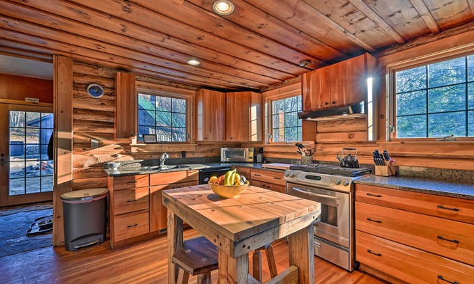 Wilmington Hütte | Log Cabin in Wilmington w/ New Hot Tub By Skiing!