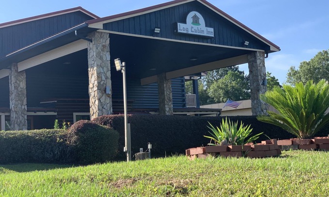 Bay Minette Hotel | Log Cabin Inn